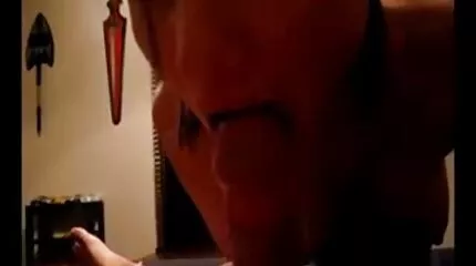 وضعت سكس امهات العرب الفتاة سراويلها الزرقاء في بوسها وقفت من بوسها بلعبة جنسية