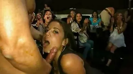 تمتلئ مؤخرة العاهرة السمينة بالحيوانات افلام سكس امهات عرب المنوية أثناء ممارسة الجنس