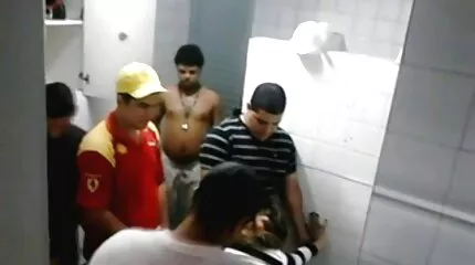 نحيف شقراء الروسية cums بحماس من سكس امهات عرب كس handjob.