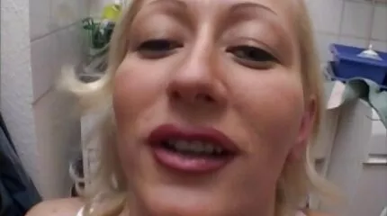 فتاة عبر الآسيوية مع وجه جميل افلام سكس امهات مترجم عربي يعطي اللسان ويعطي في الحمار.