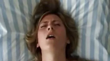 بعد ممارسة الجنس في المطبخ ، ينتهي افلام سكس امهات عرب الأمر بالرجل في فم المرأة وهي تمتص