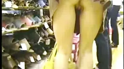 امرأة عجوز مبتذلة تحب الأعضاء الصغار وحيواناتهم المنوية على وجهها. سكس امهات عرب