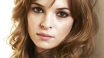 فلاح عارٍ يجلس سكس عربي امهات أمام العجول ويعلقون الواقي الذكري على أذنه.