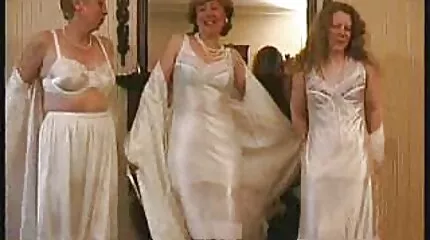 امرأة سمراء Titkastaya أعطت كس لعق ، وكانت تلحس البيض. سكس امهات مترجم عربي