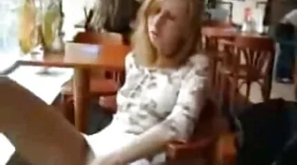 يمارس الجنس مع سيدة مفلس العجوز سكس ام مع ابنها مترجم عربي في المبنى.