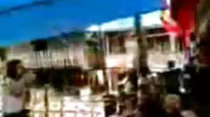 رجل أسود يمسك امرأة من شعرها أثناء ممارسة الجنس سكس عربي امهات
