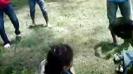ممارسة الجنس في جوارب مع سكس امهات مترجم عربي امرأة سمراء ساخنة وحافية القدمين في مكان العمل