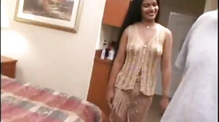 الجمال الإباحي المنفرد في جوارب طويلة سكس امهات مترجم للعربية بيضاء