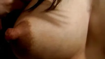 امرأة موشومة ينتهي بها الأمر وهي تتدفق من سكس الامهات العرب الجنس الشرجي مع رجل