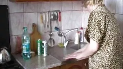 الرجل المشعر عربي يغتصب امه لديه قضيب ضخم ويخترق كس ضيق