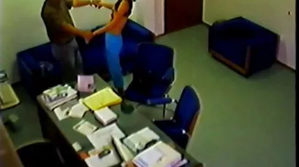 رجل واحد يمارس الجنس مع اثنين من المثيرين على الأريكة افلام سكس اجنبي مترجم امهات