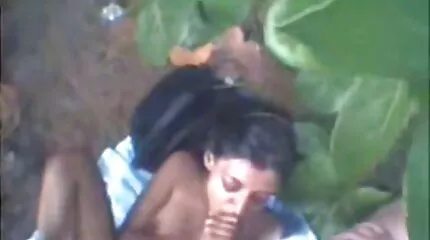 ضرب الرجل العجوز xnxx عربي امهات الفتاة الصغيرة على البابا وزرعها على القضيب.