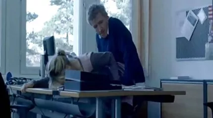 صاحب سكس عربي ابن وامه الديك ضخمة يمارس الجنس مع كس وفم خادمة مطيعة