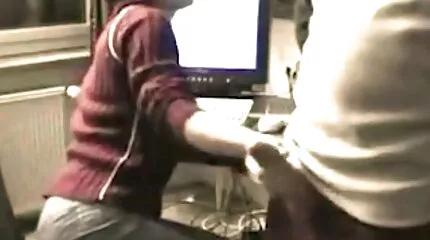 شقراء روسية نحيفة تلعب مع سكس عربي ام وابنها العضو التناسلي النسوي صديقتها بأصابعها