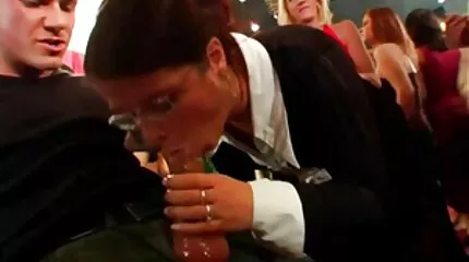 امرأة يابانية مع عانة مشعرة أعطيت في فمها سكس أمهات مترجم للعربية وانتهت في كس العاهرة