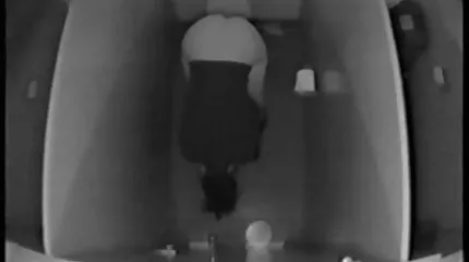 أخرجت ثلاث شقراوات الرجل من القفص ومزقته في سكس مترجم عربي امهات جميع الشقوق.