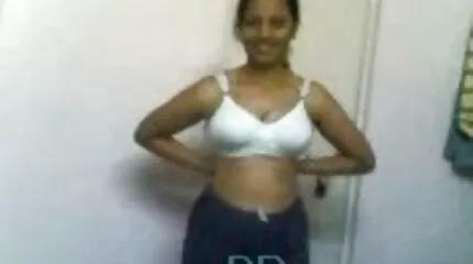 خلع امرأة سمراء طويلة في معطف سكس امهات مترجم عربي واق من المطر وانتهى في فمها خارج المدينة