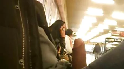 قدم الرجل سكس امهات مترجم عربي العجوز امرأة سوداء في فمها ، ومارس الجنس مع كتكوت وانتهى من كسها.