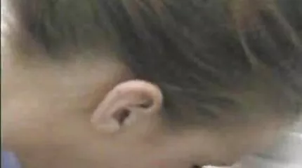يمارس سكس امهات عرب الجنس مع حافي القدمين على الأريكة والطاولة ، حتى لا يطير من العمل