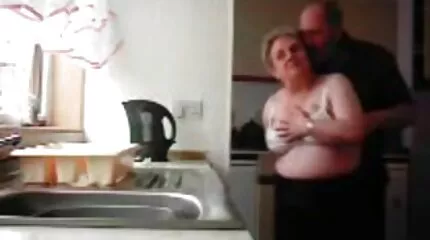 إلى مثليه بشكل جميل ، يجب عليك بجرأة لعق الهرات بدوره سكس ام مع ابنها مترجم عربي