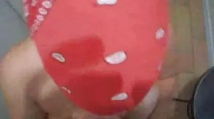 في حالة سكر يستمني الديك سكس ام وابنها مترجم عربي بقدميها ، ويمارس الجنس الرجل وينتهي في بوسها.