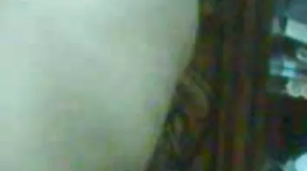 صدر الفرخ صغير ، لكن القضيب سكس امهات اجنبي مترجم الكبير يتحرك في كس