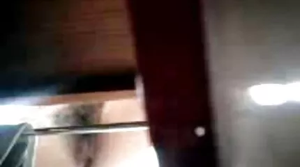 إريك نيزيجييمانا يمارس الجنس مع كتكوت في محارم امهات عرب مؤخرته على الأريكة