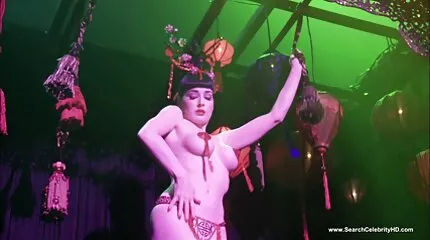 الرجل الروسي مع النظارات شاعر المليون سكس ام عربي على كس الفتاة بعد ممارسة الجنس معها