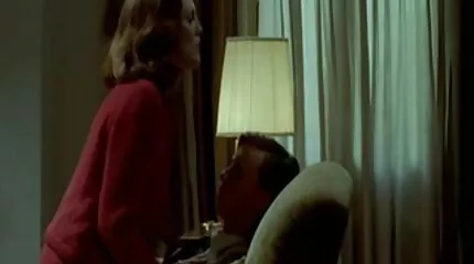 قام رجل روسي سكس امهات مترجم بالعربي بإلقاء امرأة ناضجة على كرسي ومارس الجنس مع عاهرة