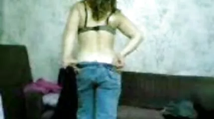 فرخ أحمر الشعر في جوارب سوداء أظهر ثديًا كبيرًا سكس ام وبنها عربي في الطبيعة