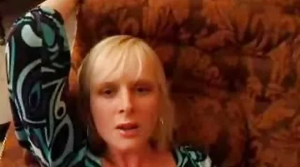 الكلبة ذات الشعر سكس امهات مترجم للعربية الأحمر تنقسم إلى جوارب طويلة وتقف عاريات