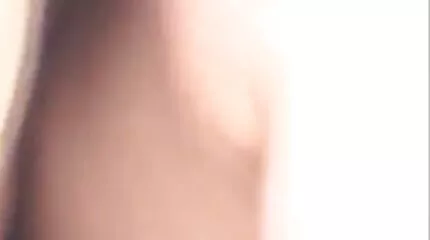 شقراء نحيفة تظهر لها أكبر xnxx عربي امهات الثدي على وجه الأرض.