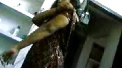 أغوى افلام سكس امهات مترجم عربي الفراخ النحيفة رجلاً روسيًا وتركته يمارس الجنس مع كل الشقوق.