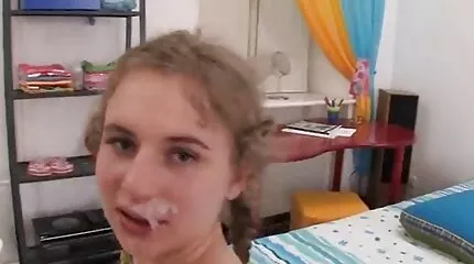 غطت امرأة سمراء مفلس براقة نفسها بالزيت وتنفث بنفث من سكس امهات مترجم عربي الماء