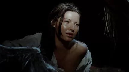 كتكوت أحمر الشعر يرتدي ثوبًا أبيض سكس ام عربي يجلس على وجه الرجل ليلعق.
