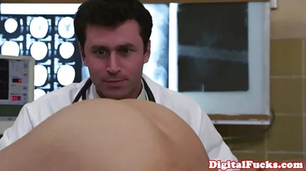 الكلبة xnxx عربي امهات العصير ذات البشرة الداكنة تمارس الجنس مع رجل أبيض