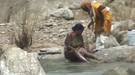 لكي لا تُطرد من النزل ، طالبة مثلية تمارس سكس ام وابنها مترجم عربى الجنس مع امرأة