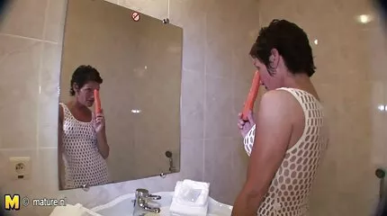 أظهر عاهرة موهوبة في عملية الصب فئة سكس امهات عرب سيد اللسان.